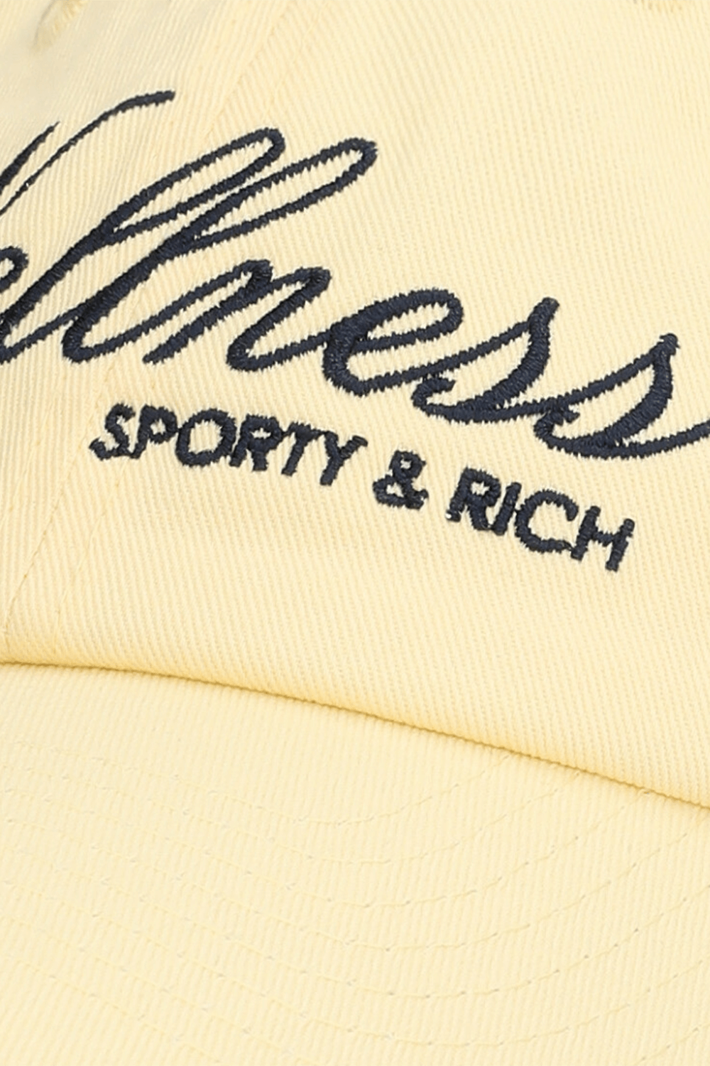 תמונת תקריב של כובע מצחייה SPORTY & RICH