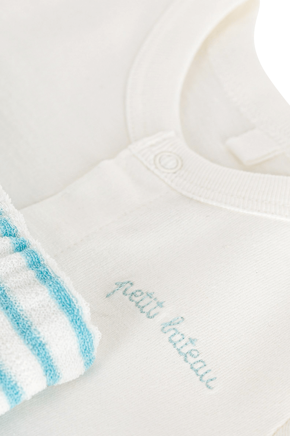 תמונת תקריב של סט חולצה ומכנסונים קצרים PETIT BATEAU