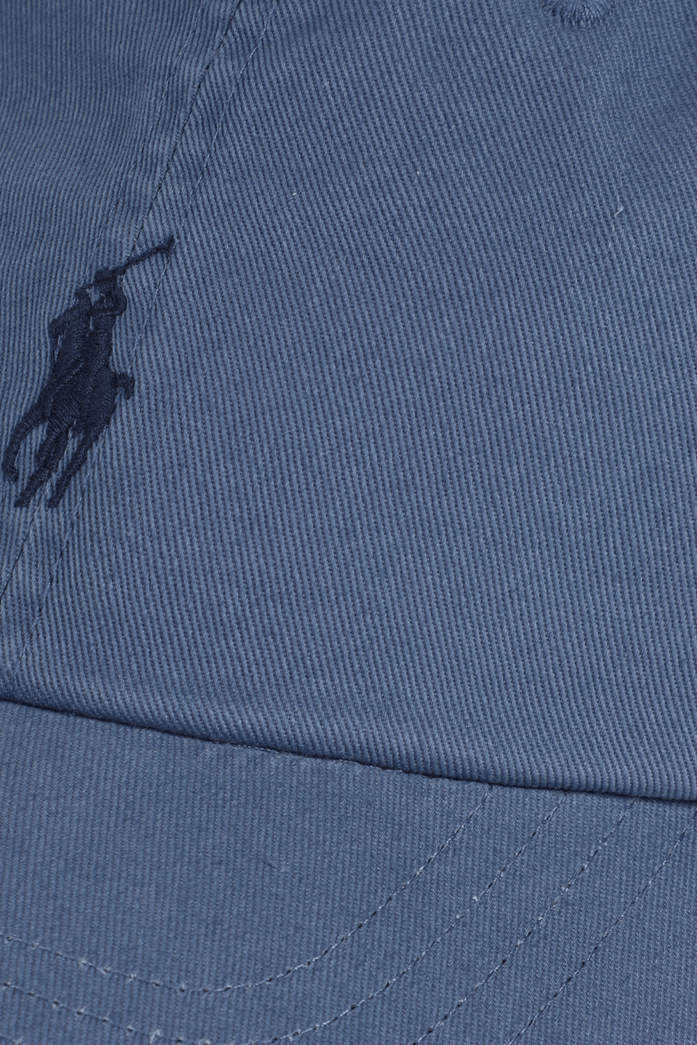 תמונת תקריב של כובע מצחייה עם לוגו רקום POLO RALPH LAUREN