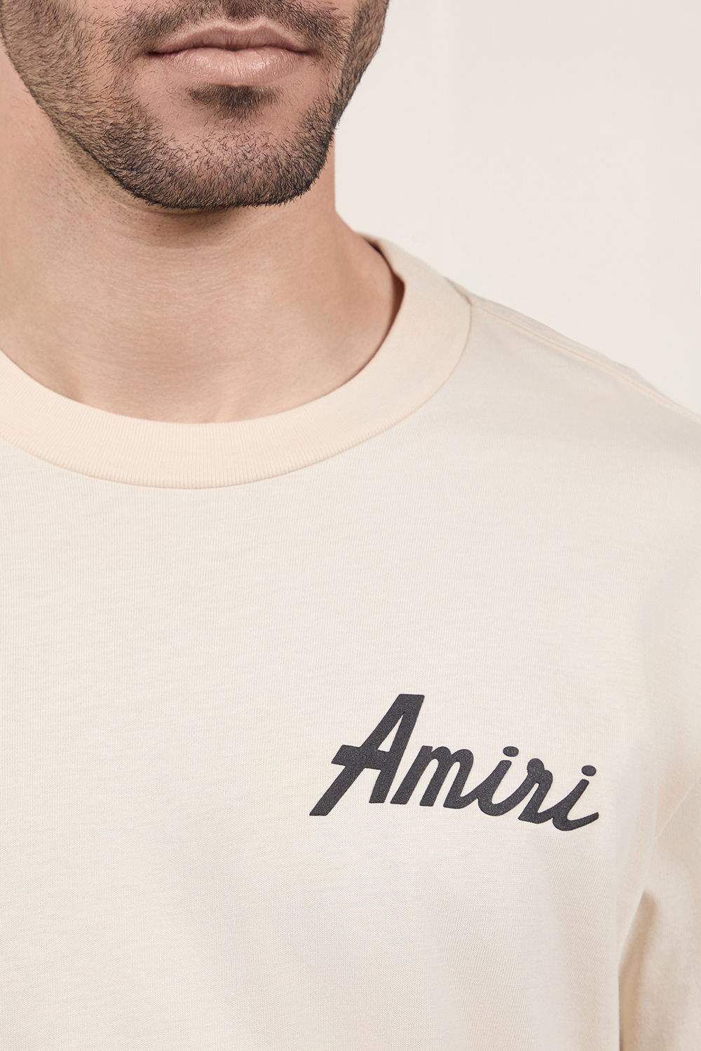 תמונת תקריב דוגמן של חולצת טי AMIRI