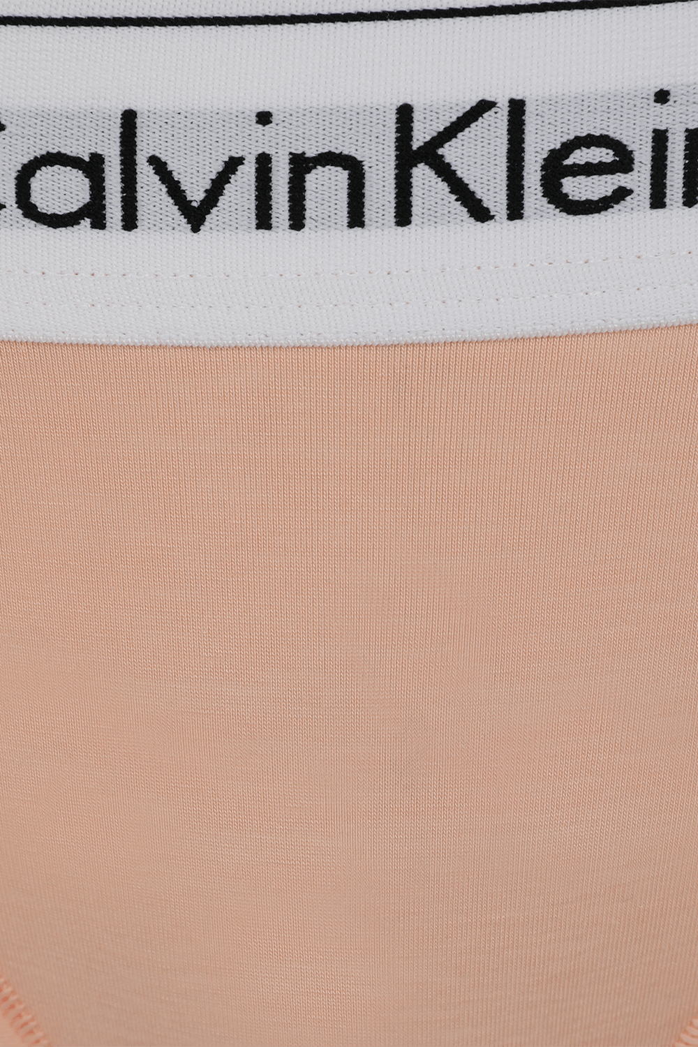 תמונת תקריב של תחתוני ביקיני עם לוגוטייפ CALVIN KLEIN