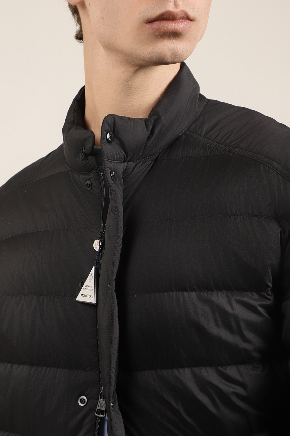 תמונת תקריב דוגמן של מעיל פוך MONCLER