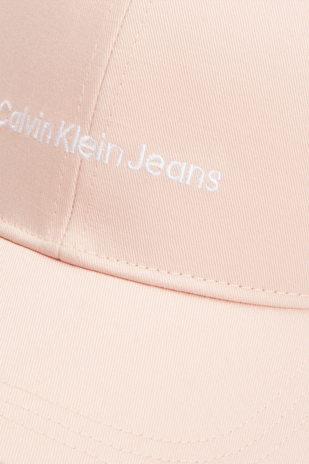 תמונת תקריב של כובע בייסבול CALVIN KLEIN