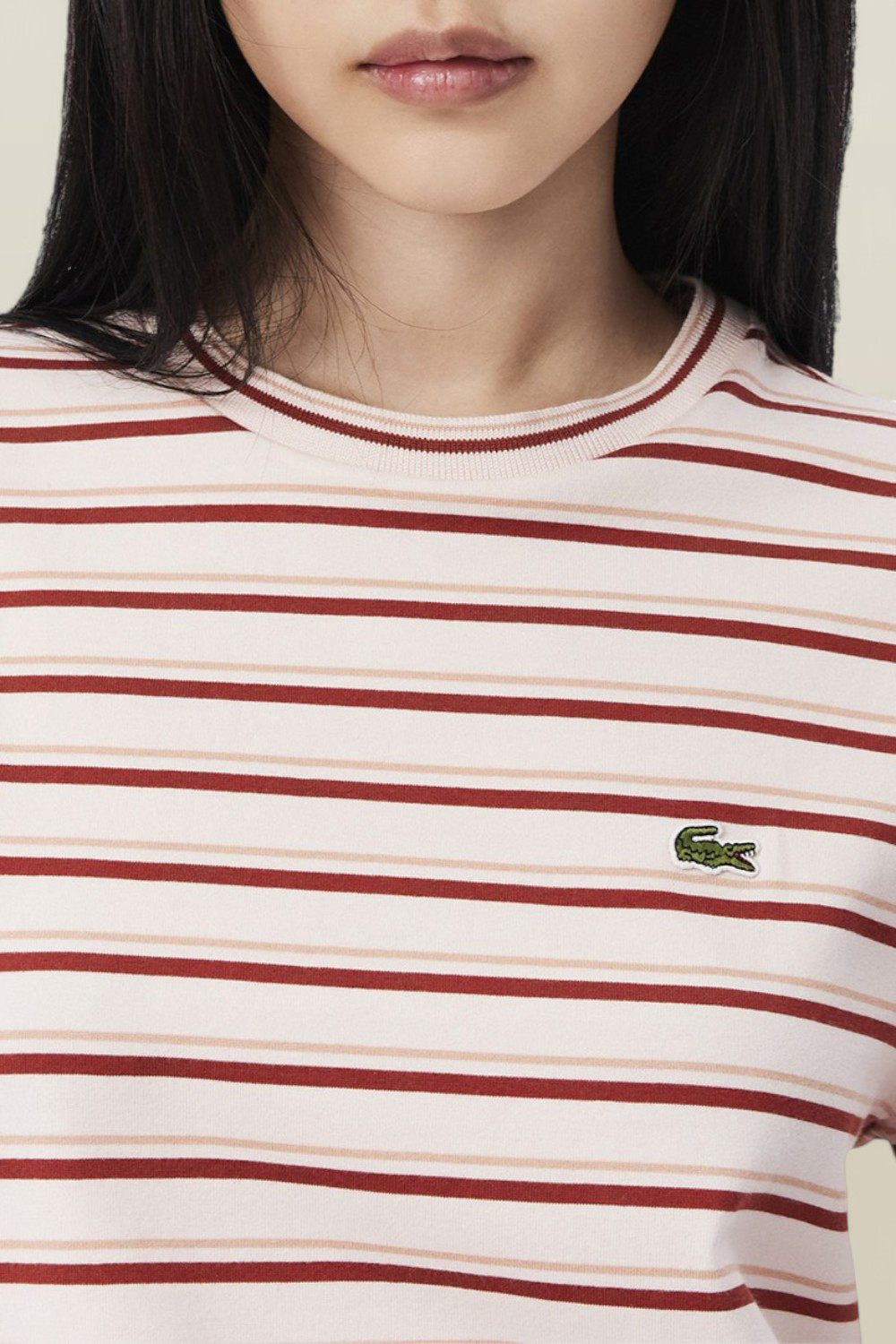 תמונת תקריב דוגמן של חולצת טי LACOSTE