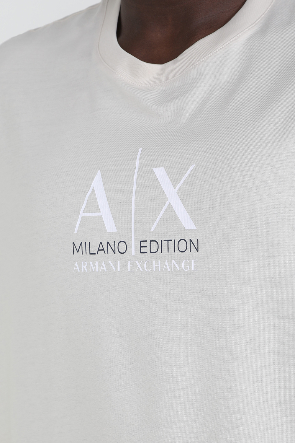 תמונת תקריב דוגמן של חולצת טי ARMANI EXCHANGE