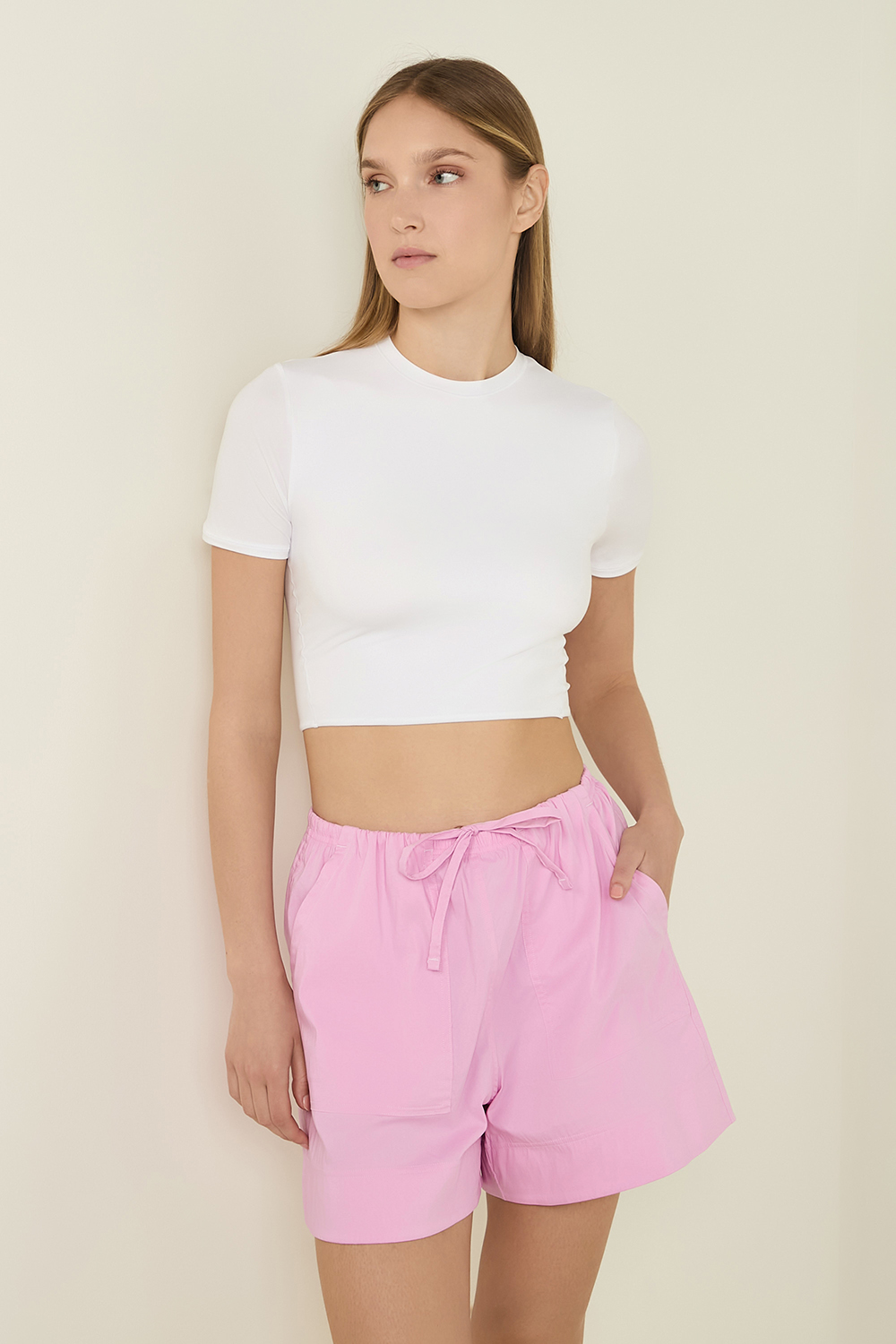 תמונת דוגמן קידמית של Nulu Crewneck Cropped T-Shirt LULULEMON