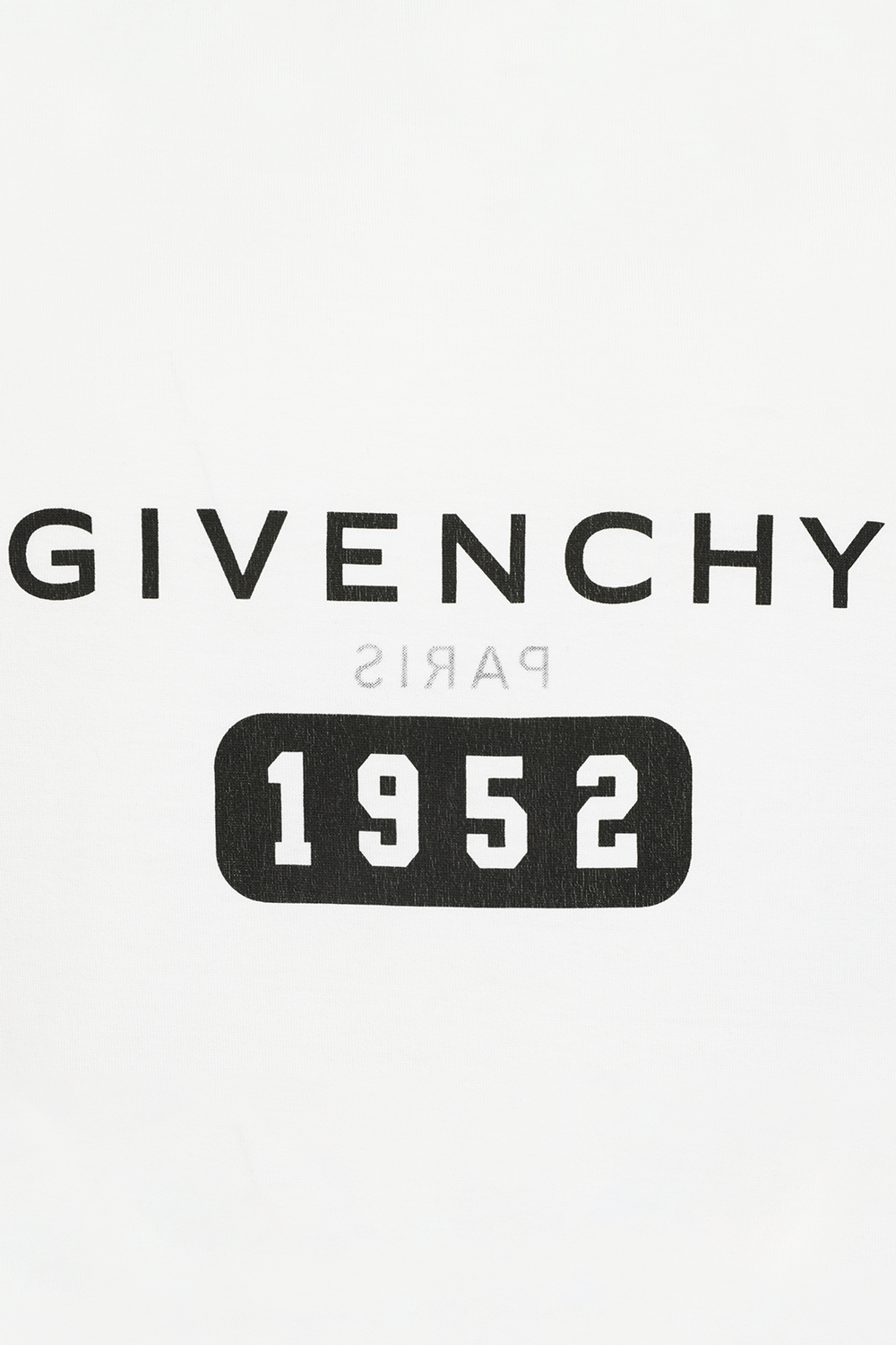 תמונת תקריב של חולצת לוגו סלים GIVENCHY