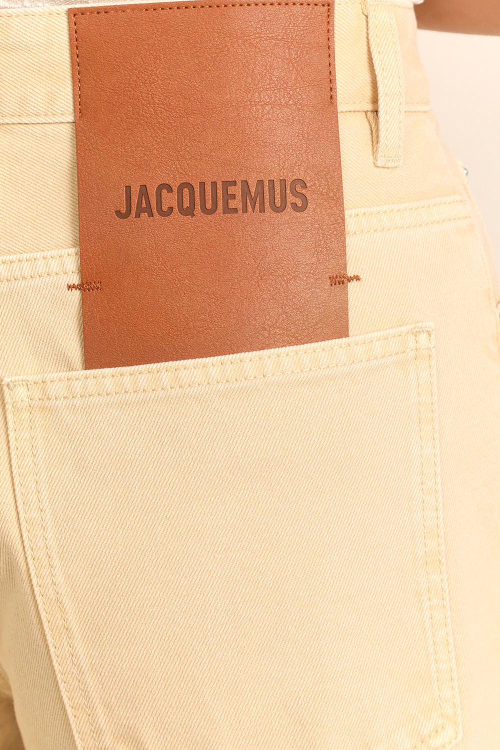 תמונת תקריב דוגמן של מכנסי ג'ינס בגזרה רחבה JACQUEMUS