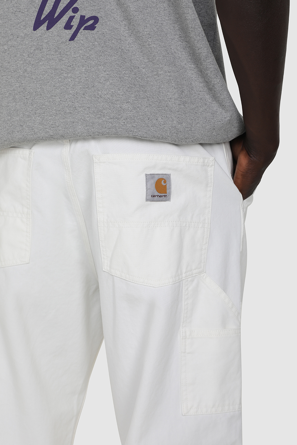 תמונת דוגמן אחורית של מכנסי ג'ינס CARHARTT WIP