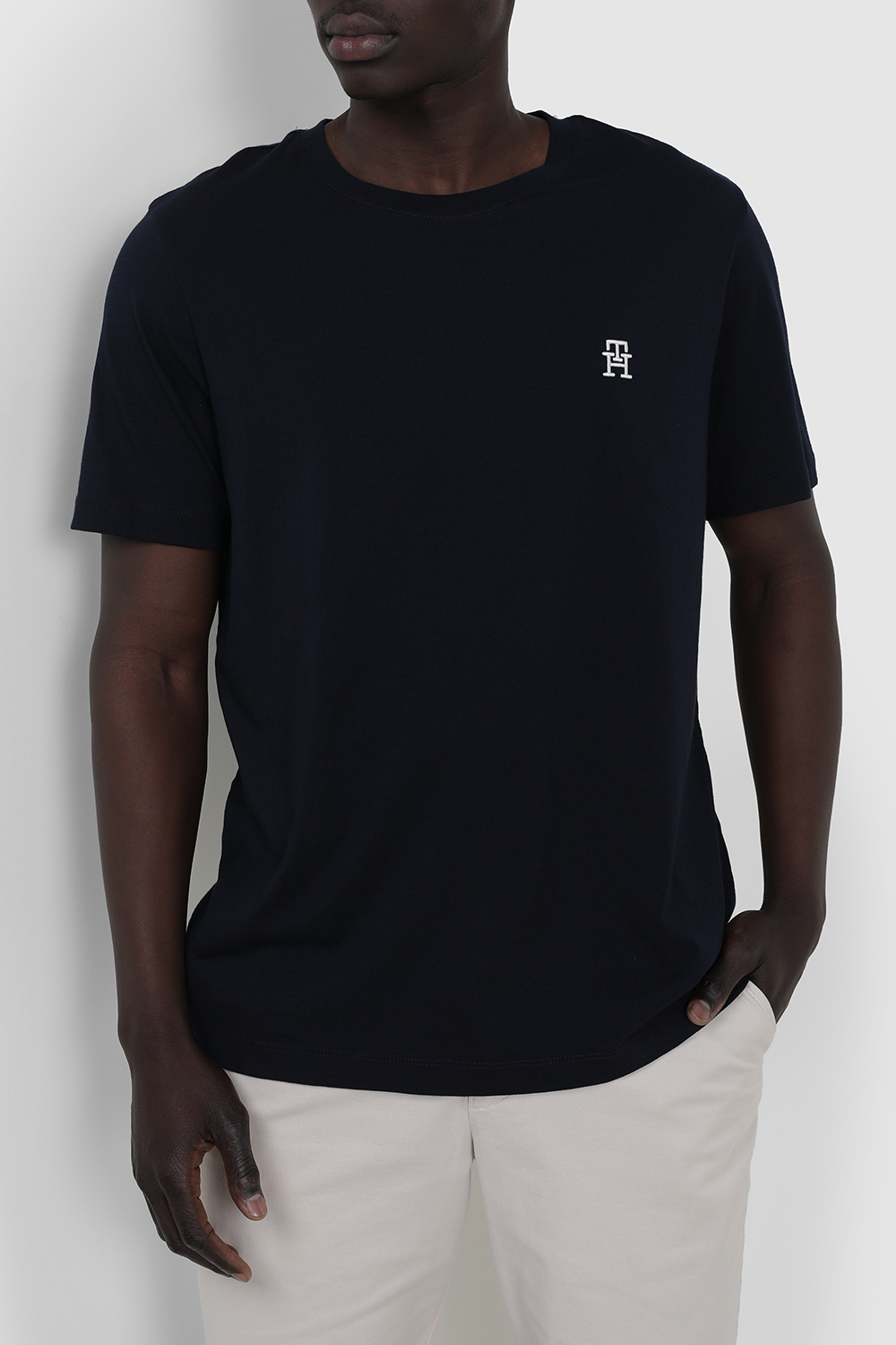 תמונת דוגמן קידמית של חולצת טי TOMMY HILFIGER