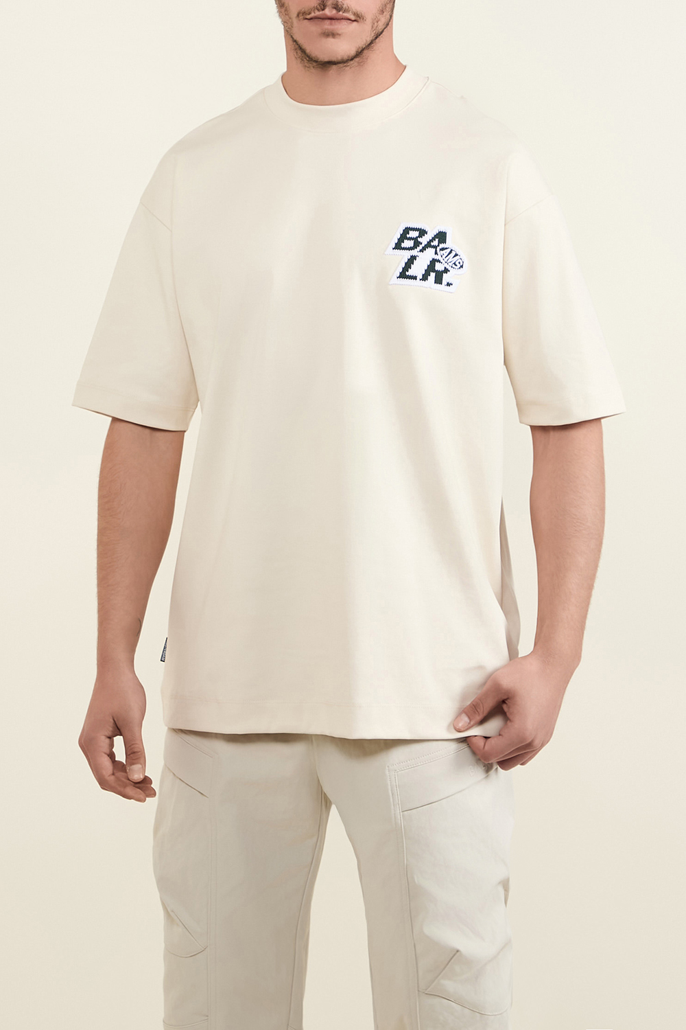 תמונת דוגמן קידמית של חולצת טי אוברסייז BALR