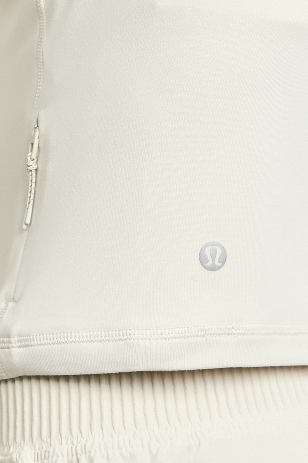תמונת תקריב דוגמן של It`s Rulu Run Cropped Half Zip
