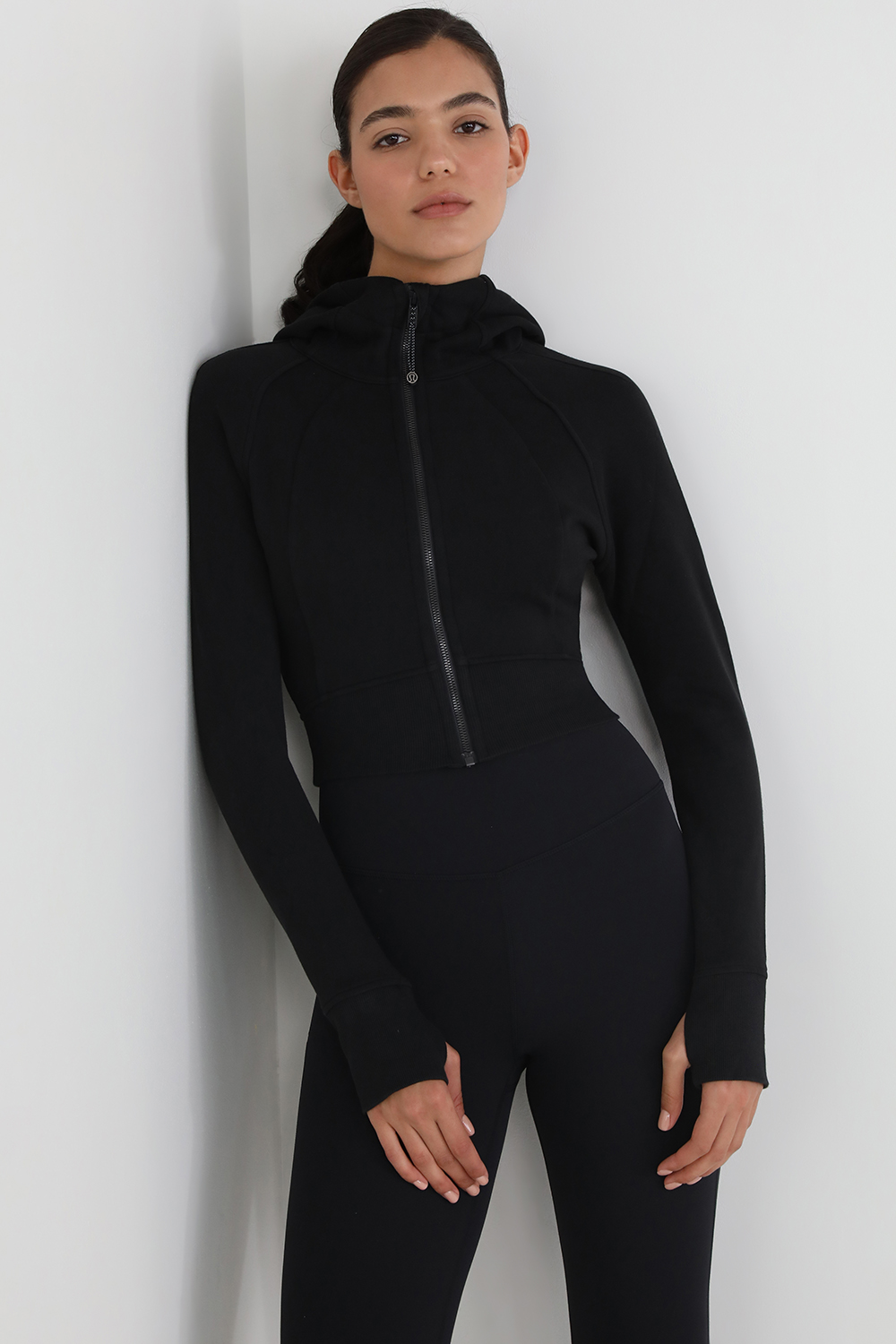 תמונת דוגמן קידמית של Scuba Full-Zip Cropped Hoodie