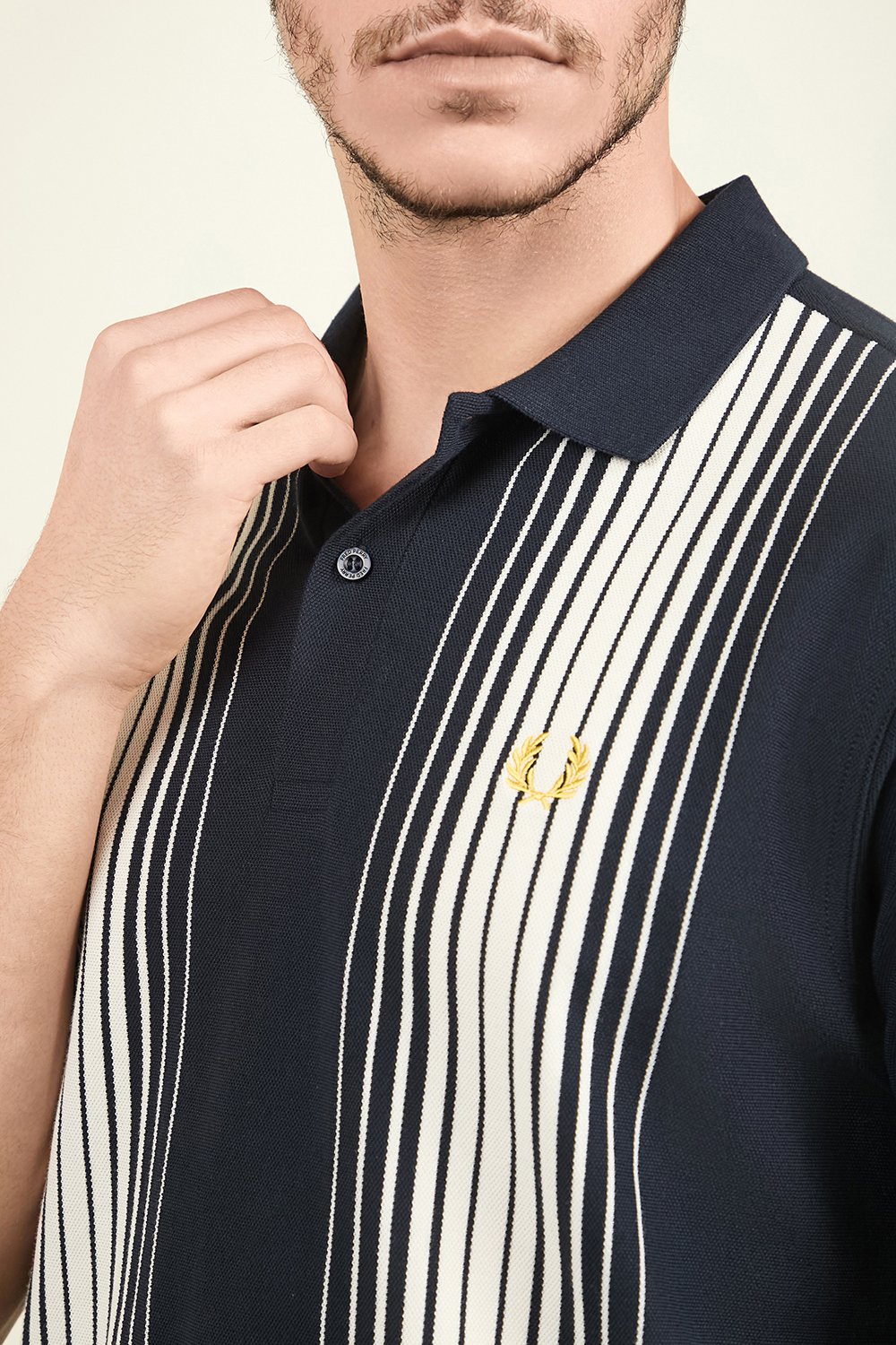 תמונת תקריב דוגמן של חולצת פולו קצרה FRED PERRY
