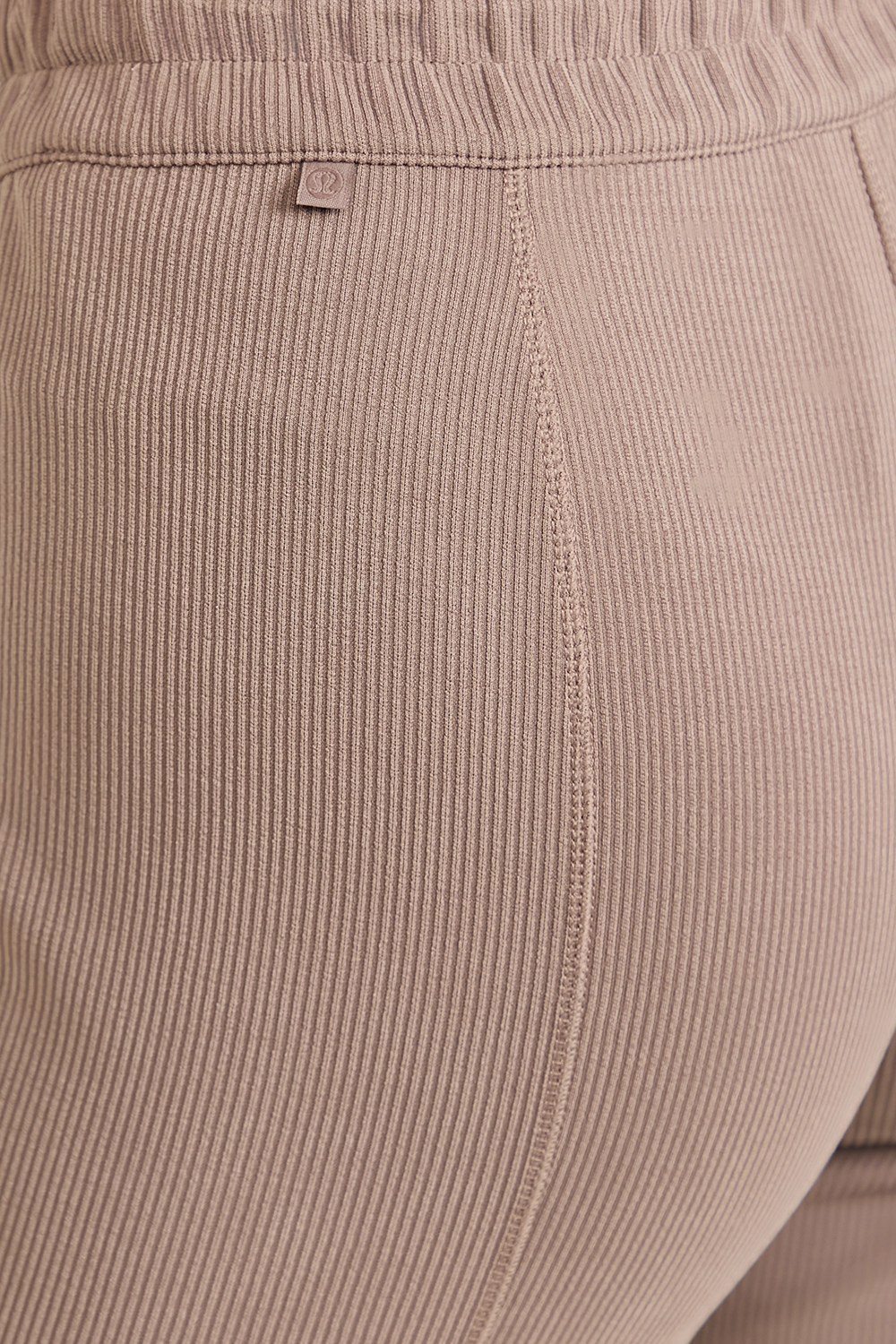 תמונת תקריב דוגמן של Ribbed Softstreme MR Pant 32 LULULEMON