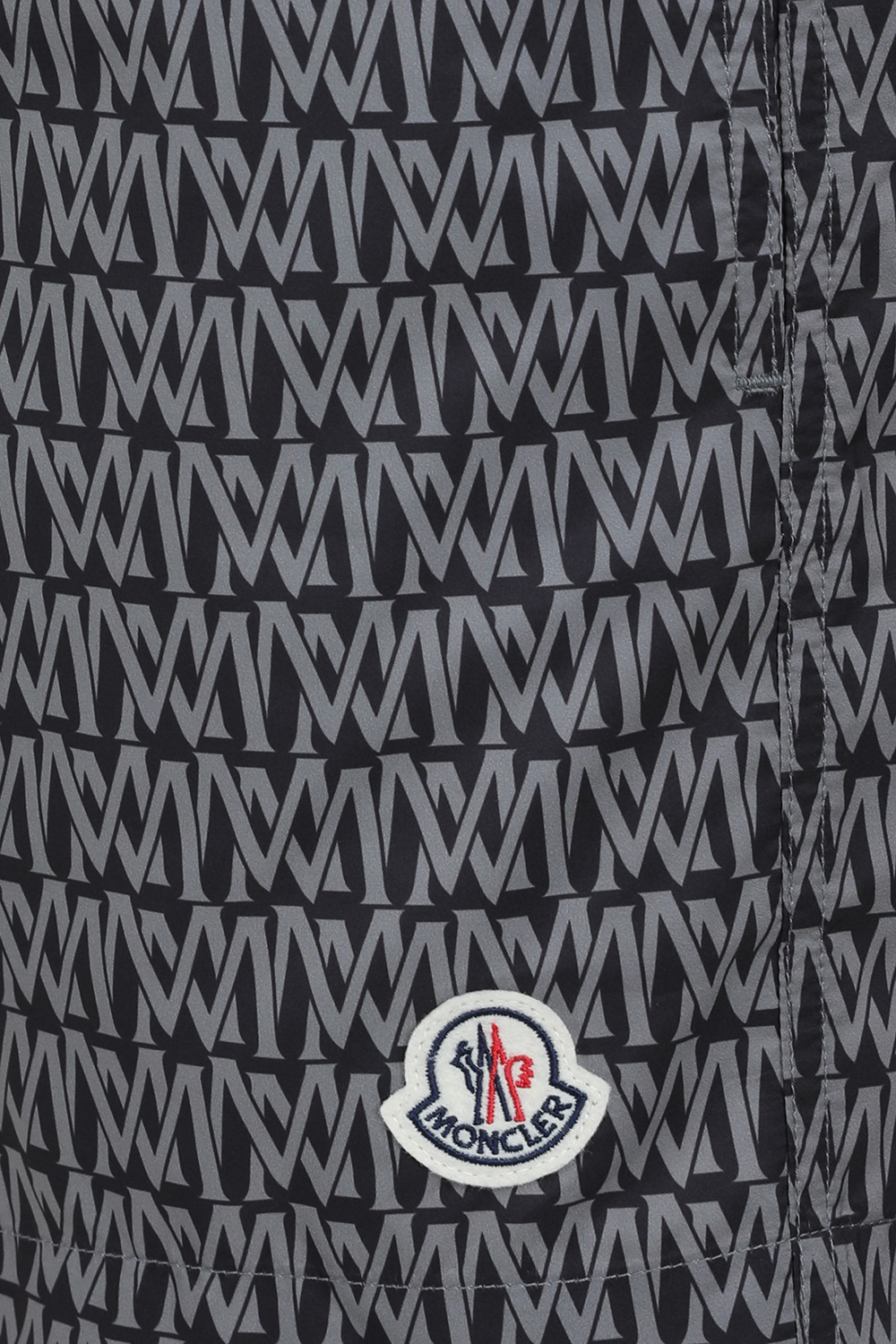 תמונת תקריב דוגמן של מכנסי בגד ים MONCLER