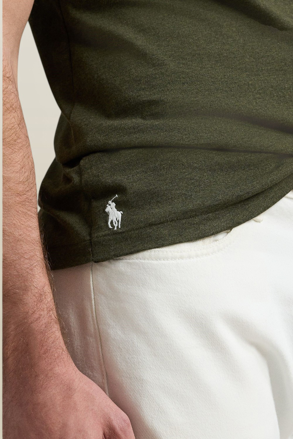 תמונת תקריב דוגמן של חולצת טי POLO RALPH LAUREN