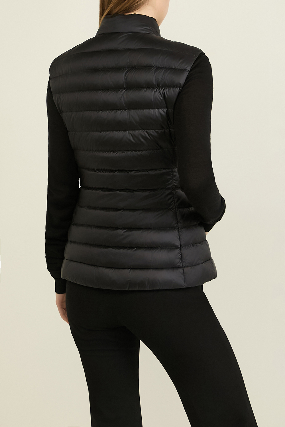 תמונת דוגמן אחורית של וסט פוך MONCLER