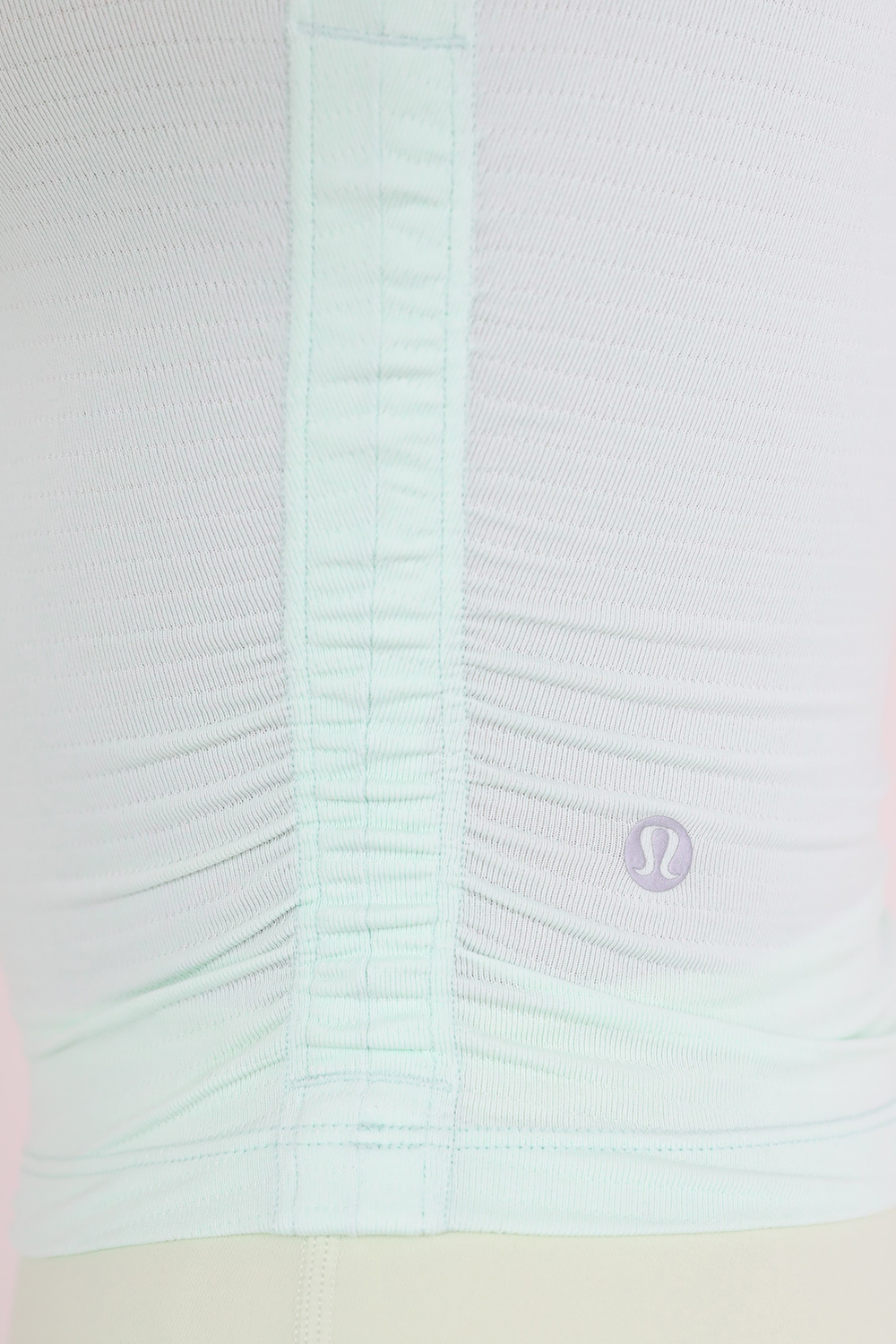 תמונת תקריב דוגמן של License to Train Tight-Fit T-Shirt