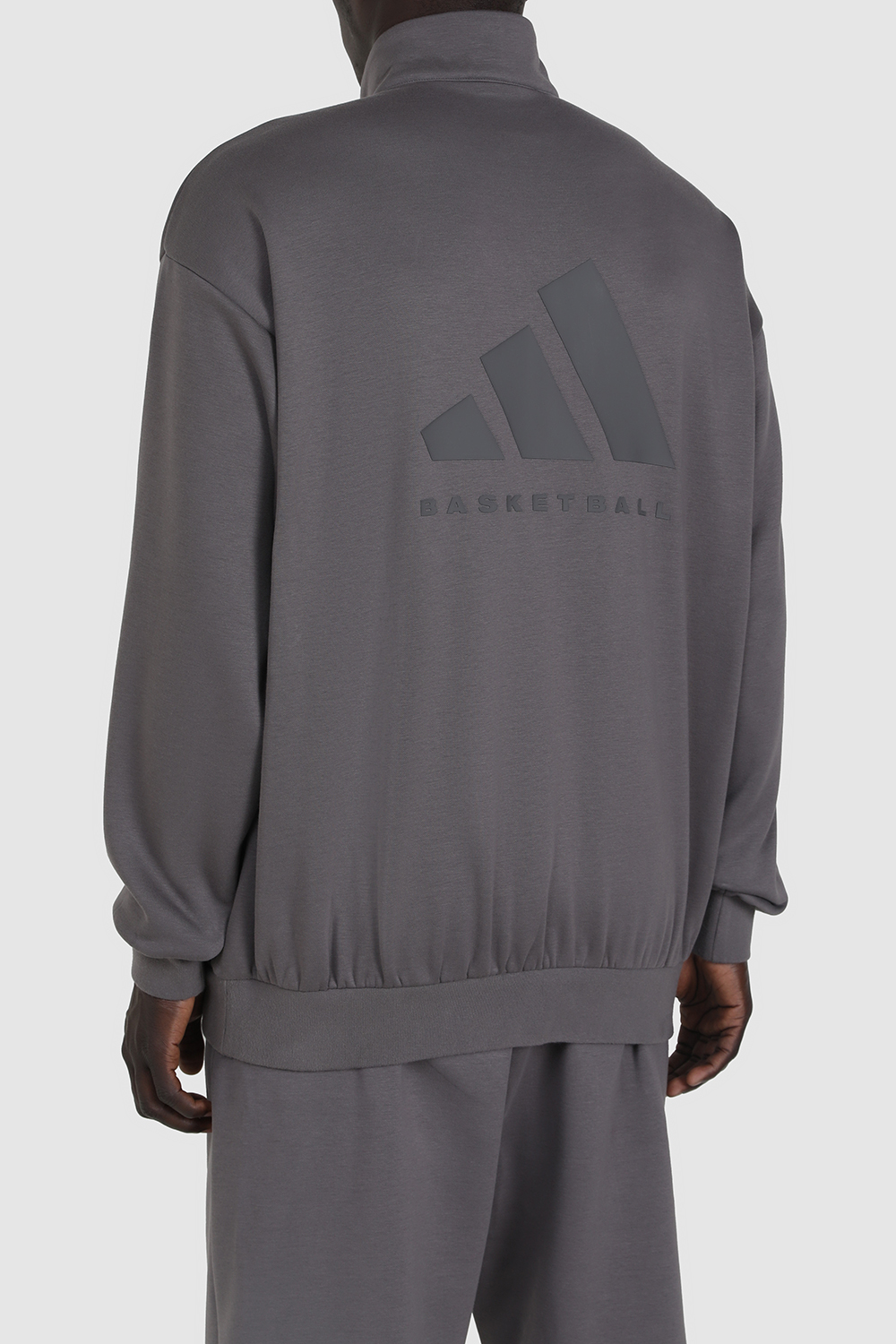 תמונת תקריב דוגמן של סווטשירט עם חצי רוכסן ADIDAS ORIGINALS
