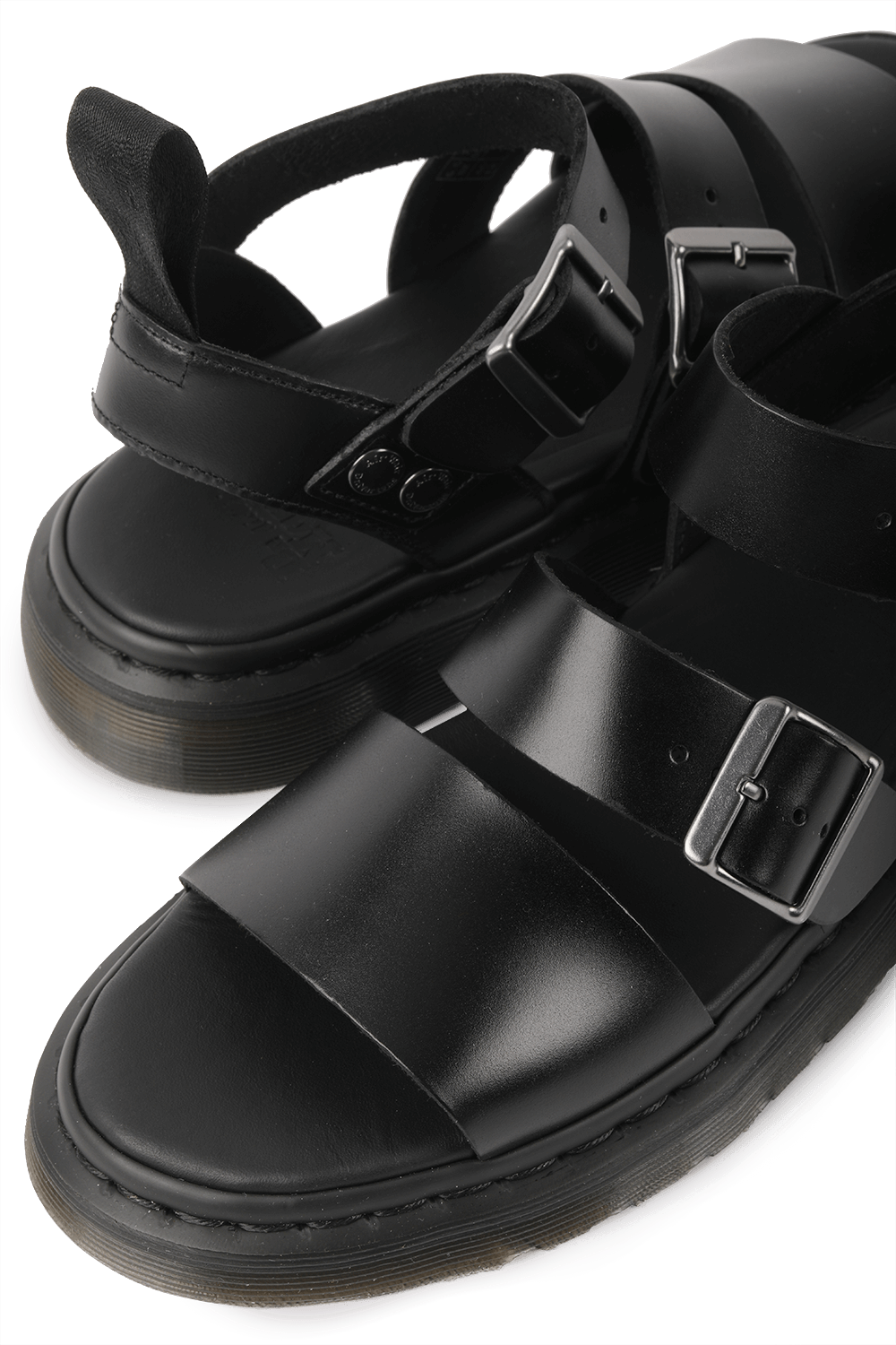 תמונת תקריב של סנדלי גריפון מעור DR.MARTENS