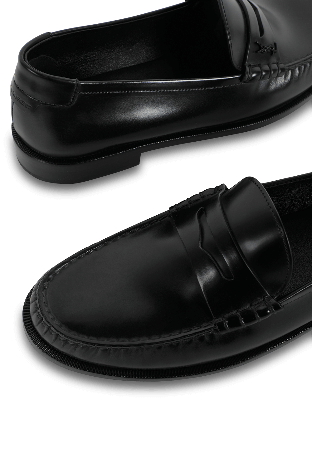 תמונת תקריב של נעלי מוקסין מעור שחור SAINT LAURENT