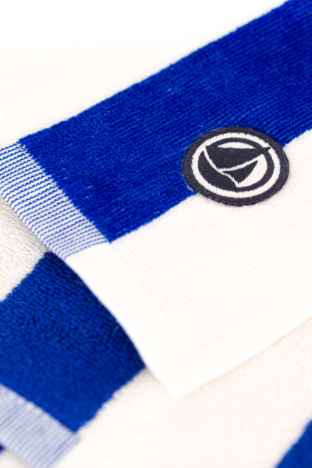 תמונת תקריב של מגבת חוף PETIT BATEAU