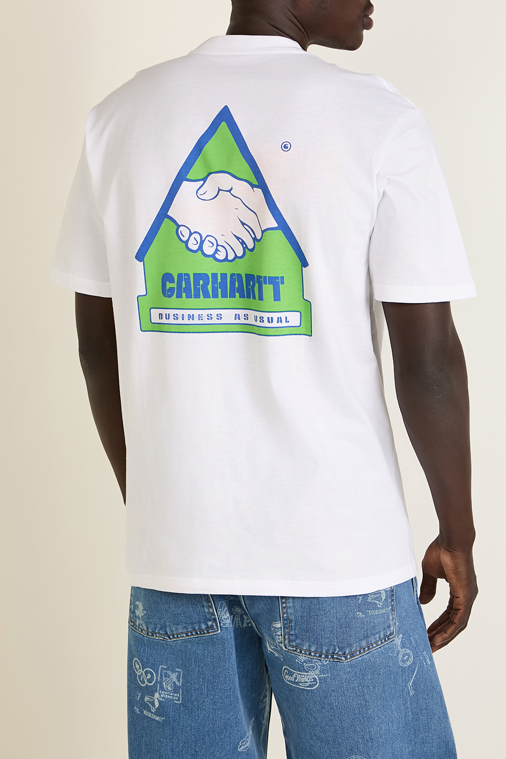 תמונת תקריב דוגמן של חולצת טי עם הדפס בגב CARHARTT WIP