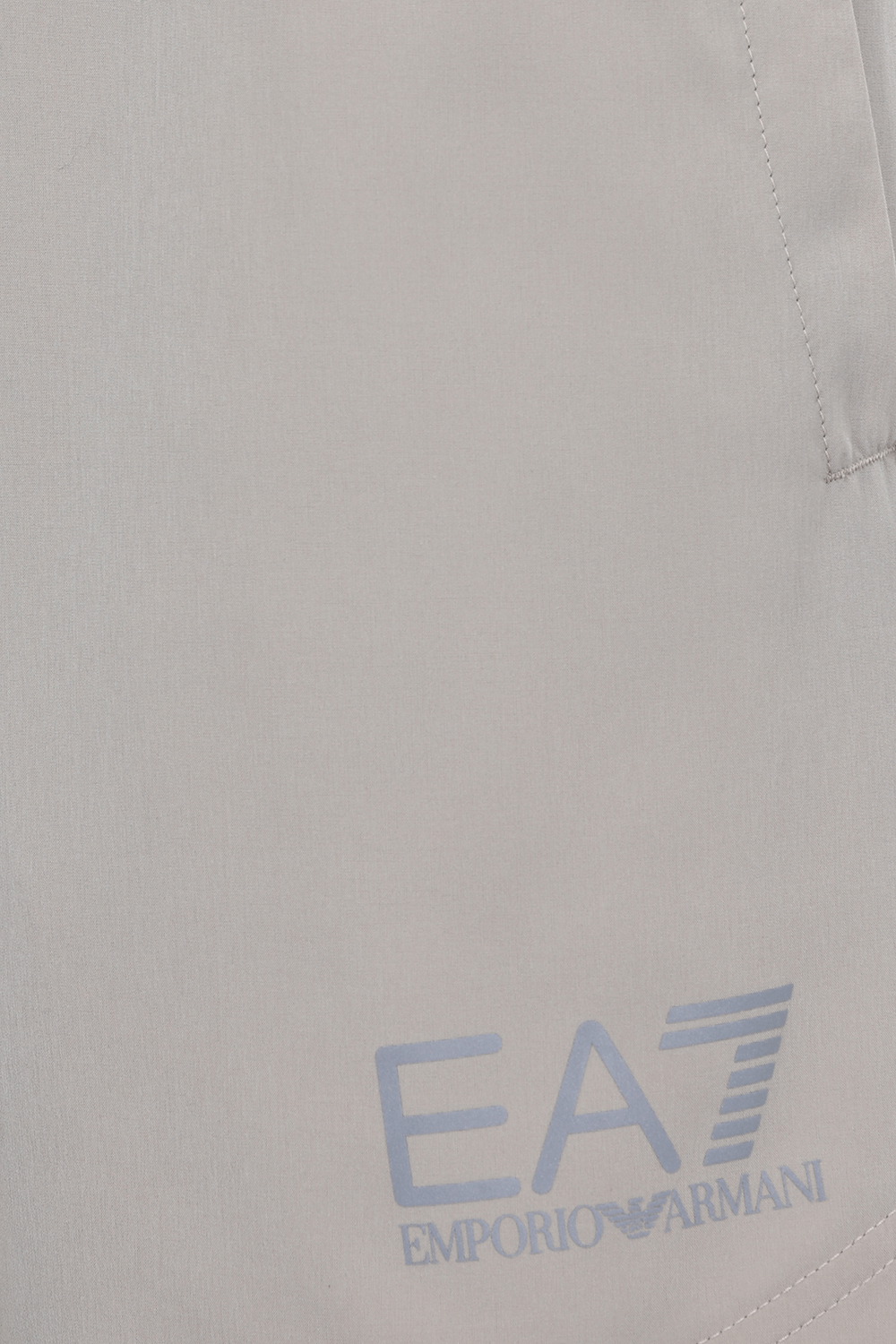 תמונה אחורית של מכנסי ג'וג קצרים עם הדפס לוגו EA7