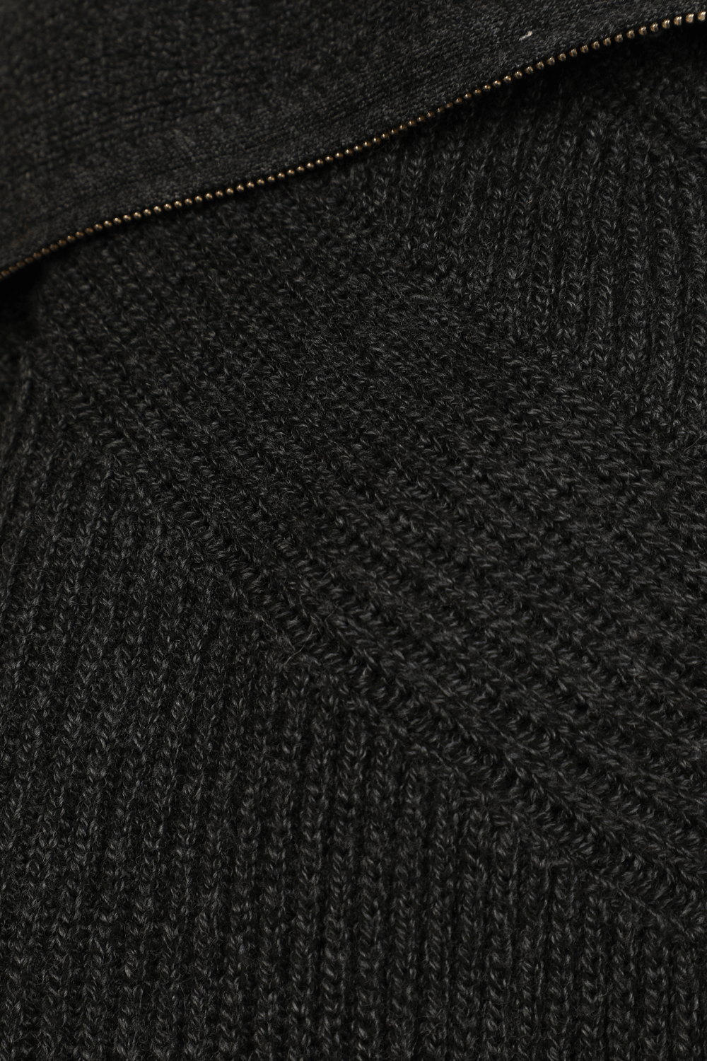 תמונה אחורית של Joanna Front Zip Ribbed Sweater In Smoky Black IRO