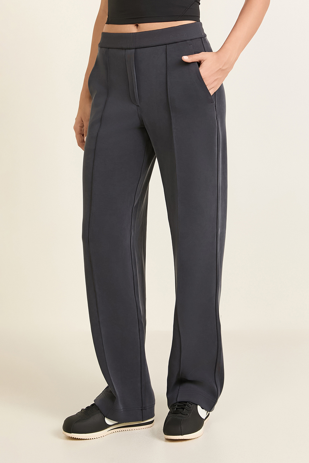 תמונת דוגמן קידמית של Softstreme Pintuck Mid-Rise Pants *REG LULULEMON