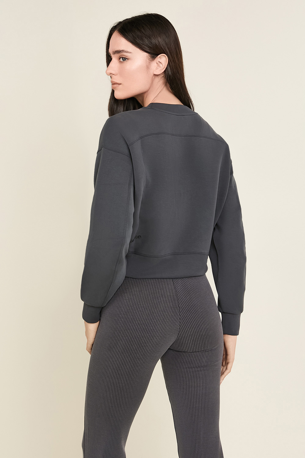 תמונת דוגמן אחורית של Perfectly Oversized Cropped Crew Softstreme LULULEMON