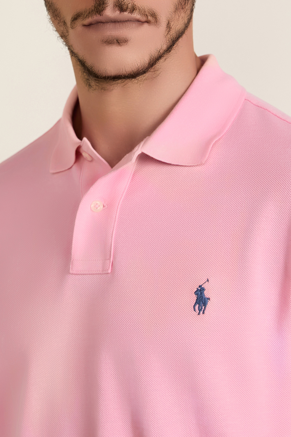 תמונת תקריב דוגמן של חולצת פולו קצרה POLO RALPH LAUREN