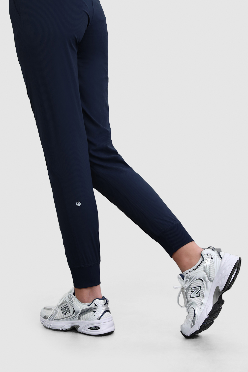 תמונת תקריב דוגמן של Dance Studio Mid-Rise Jogger