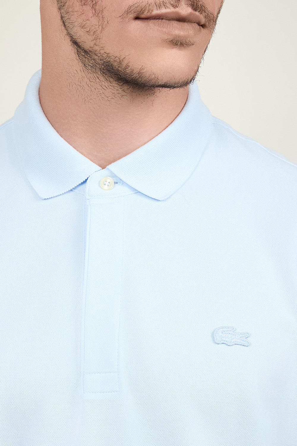 תמונת תקריב דוגמן של חולצת פולו LACOSTE
