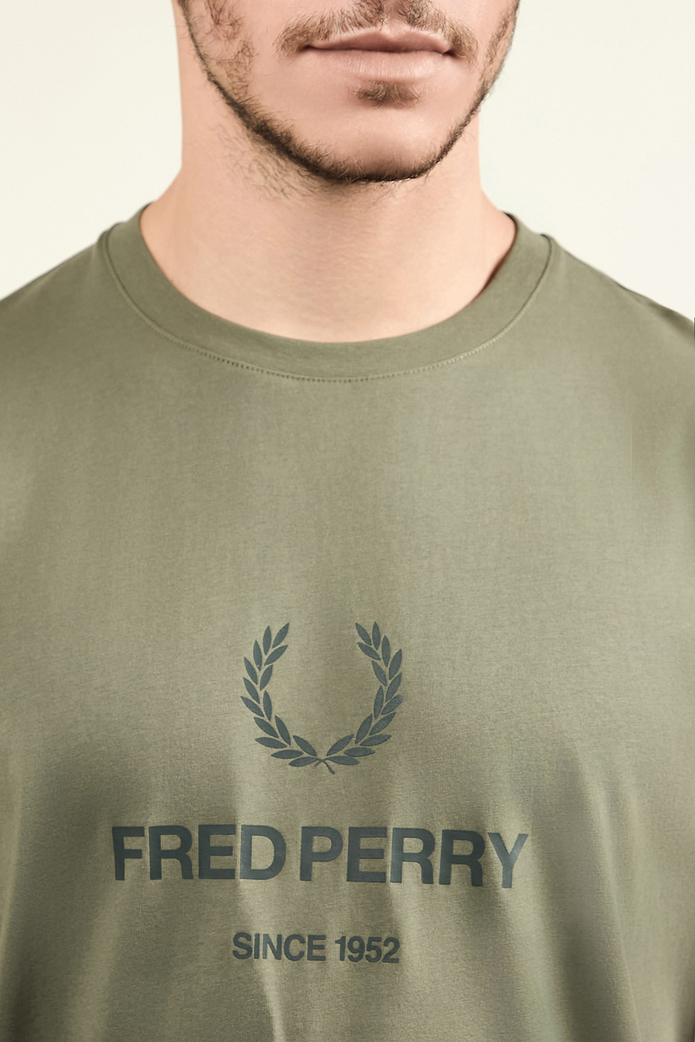 תמונת תקריב דוגמן של חולצת טי FRED PERRY