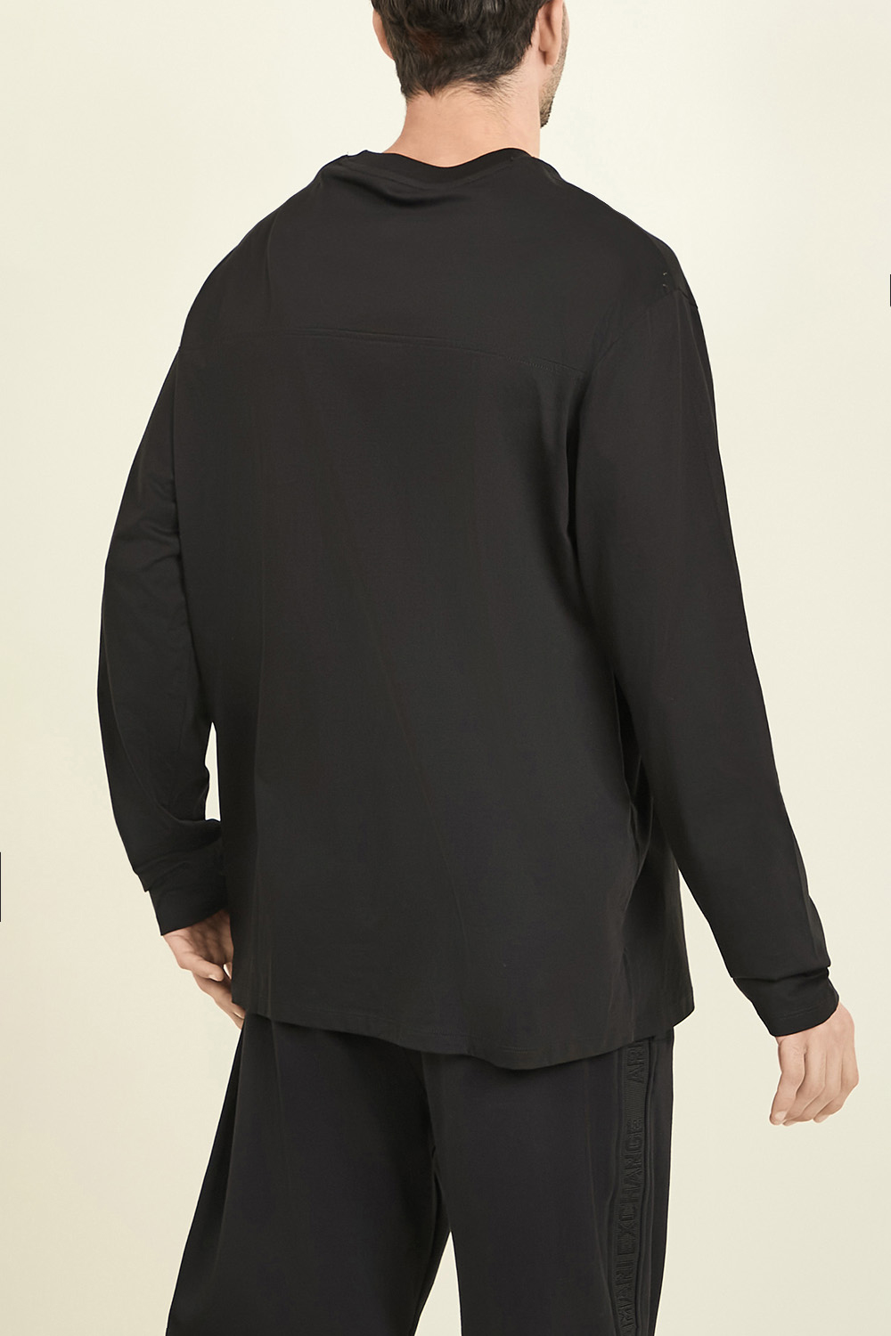 תמונת דוגמן אחורית של חולצת טי שרוול ארוך ARMANI EXCHANGE