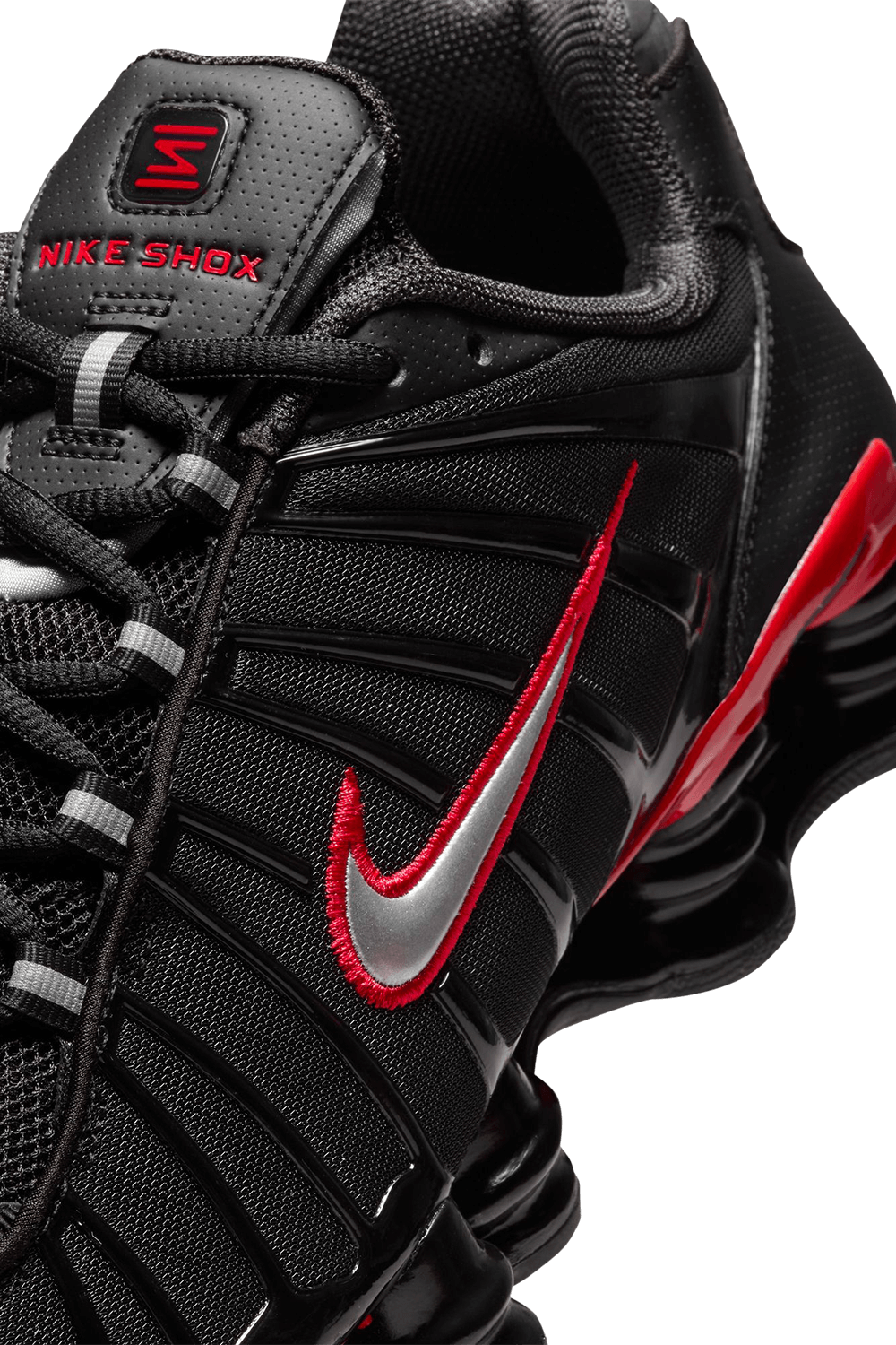 תמונת תקריב של נעלי סניקרס שוקס טי.אל NIKE