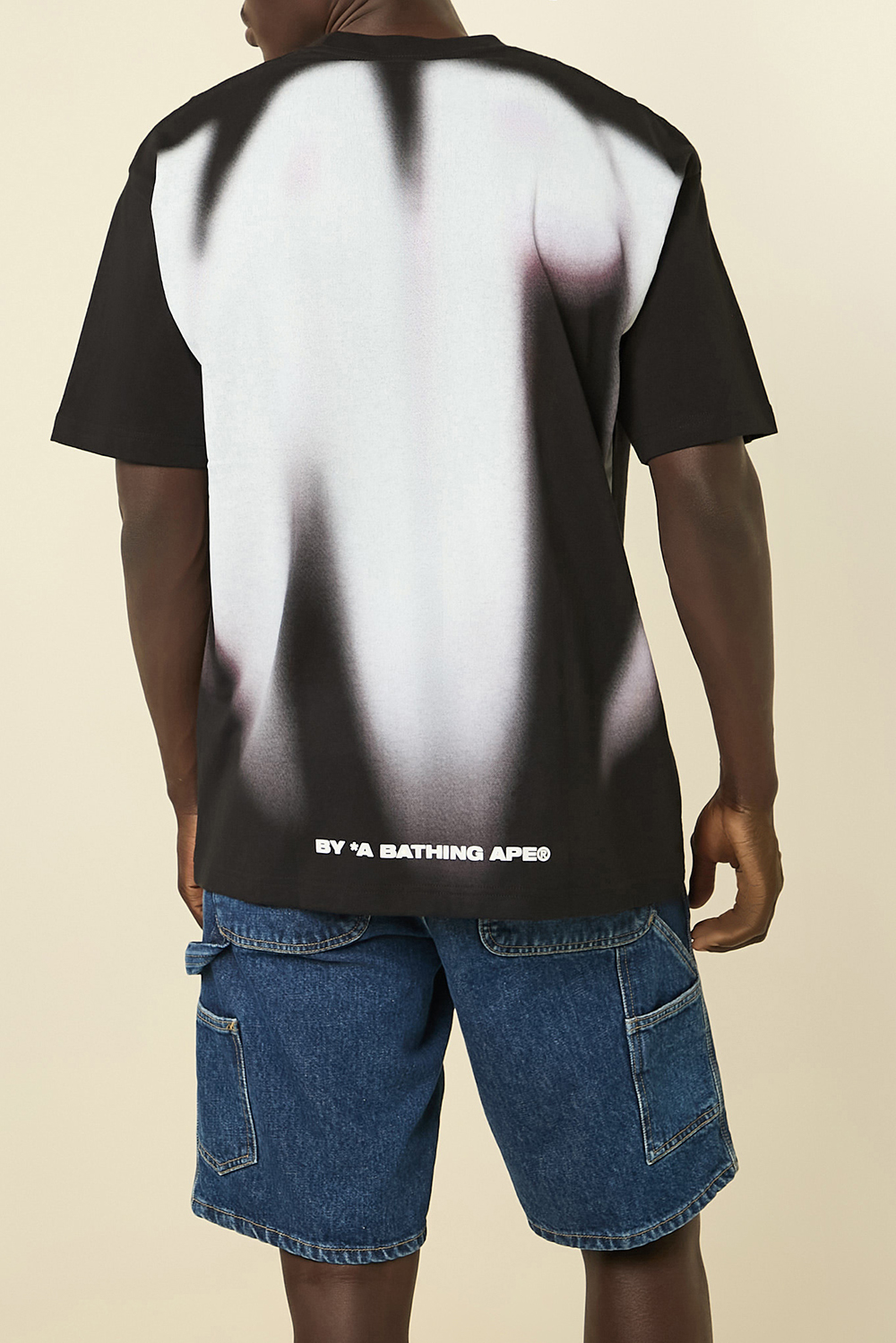 תמונת תקריב דוגמן של חולצת טי טים AAPE