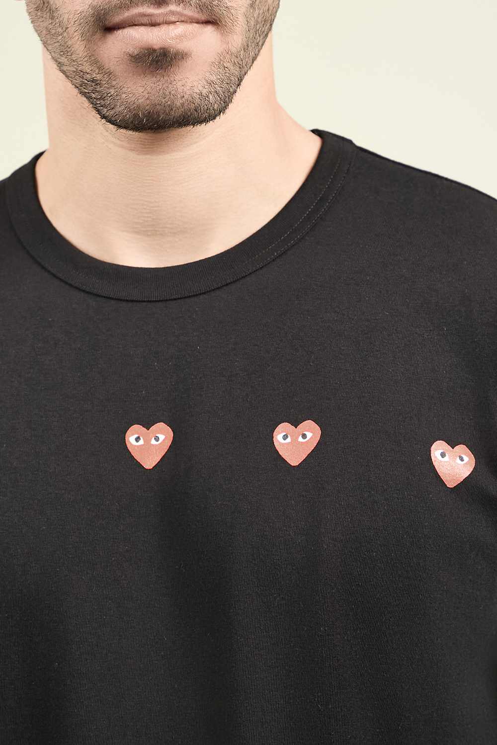 תמונת תקריב דוגמן של חולצת טי COMME des GARCONS