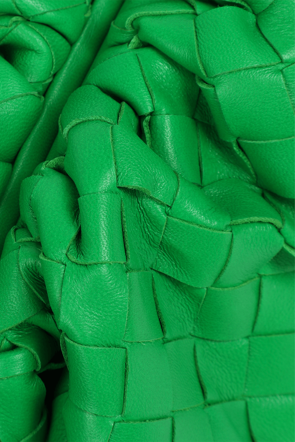 תמונת תקריב של תיק טין פאוץ' מעור קלוע BOTTEGA VENETA