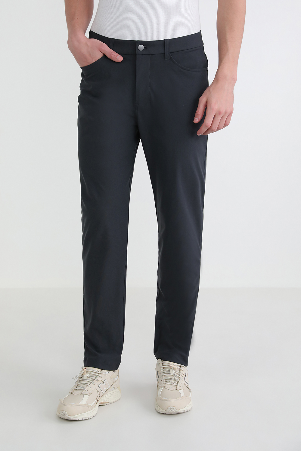 תמונת דוגמן קידמית של ABC Classic Fit Pant 32" Warpstreme