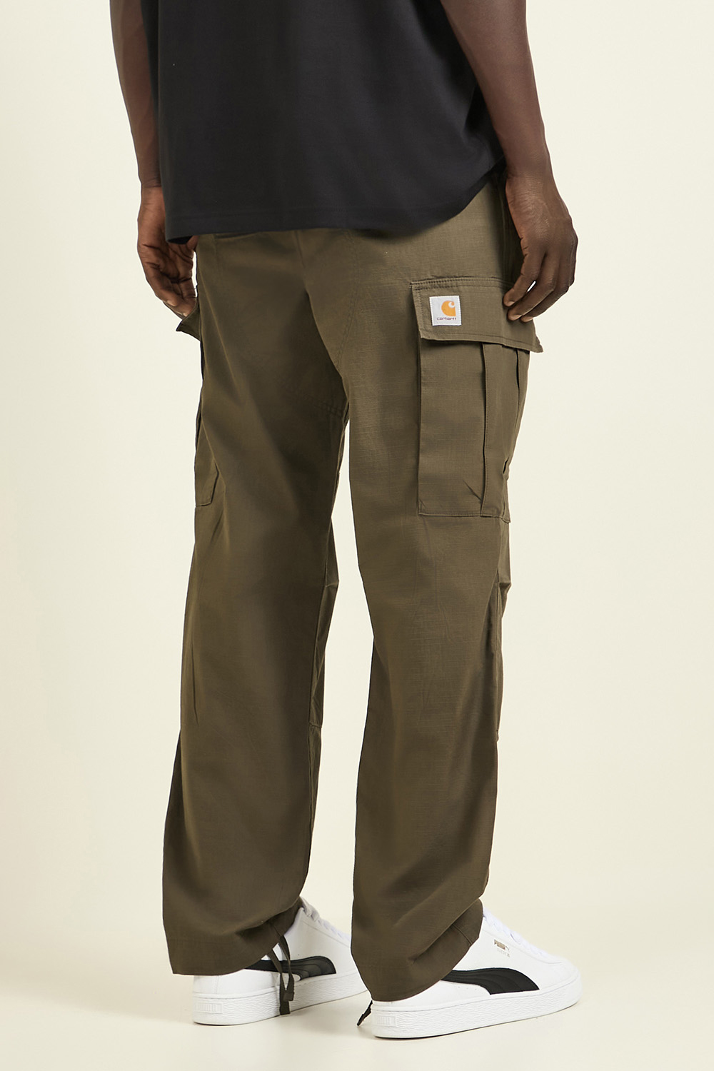 תמונת תקריב דוגמן של מכנסי קרגו CARHARTT WIP