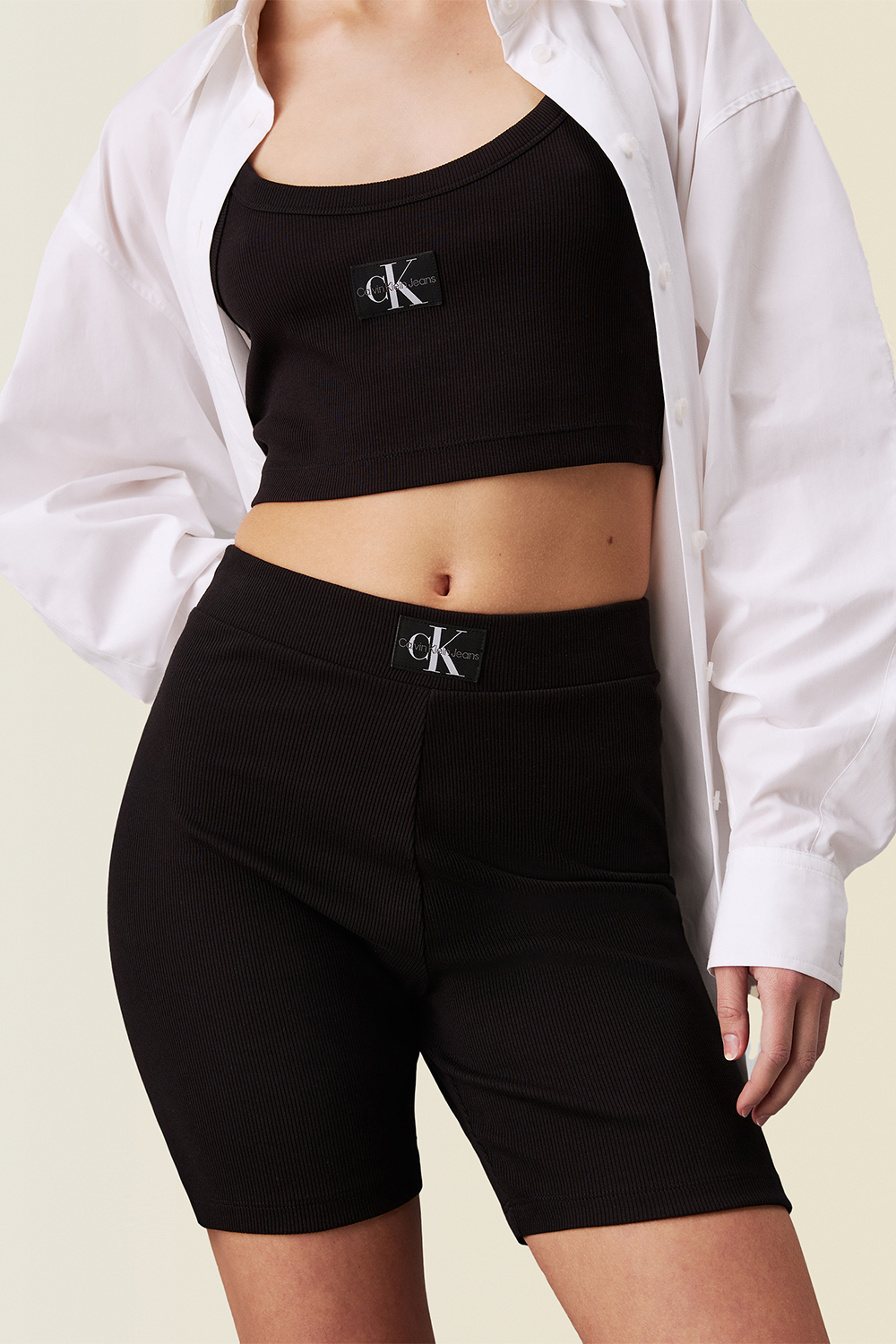 תמונת תקריב דוגמן של מכנסי טייץ בייקר ריב CALVIN KLEIN