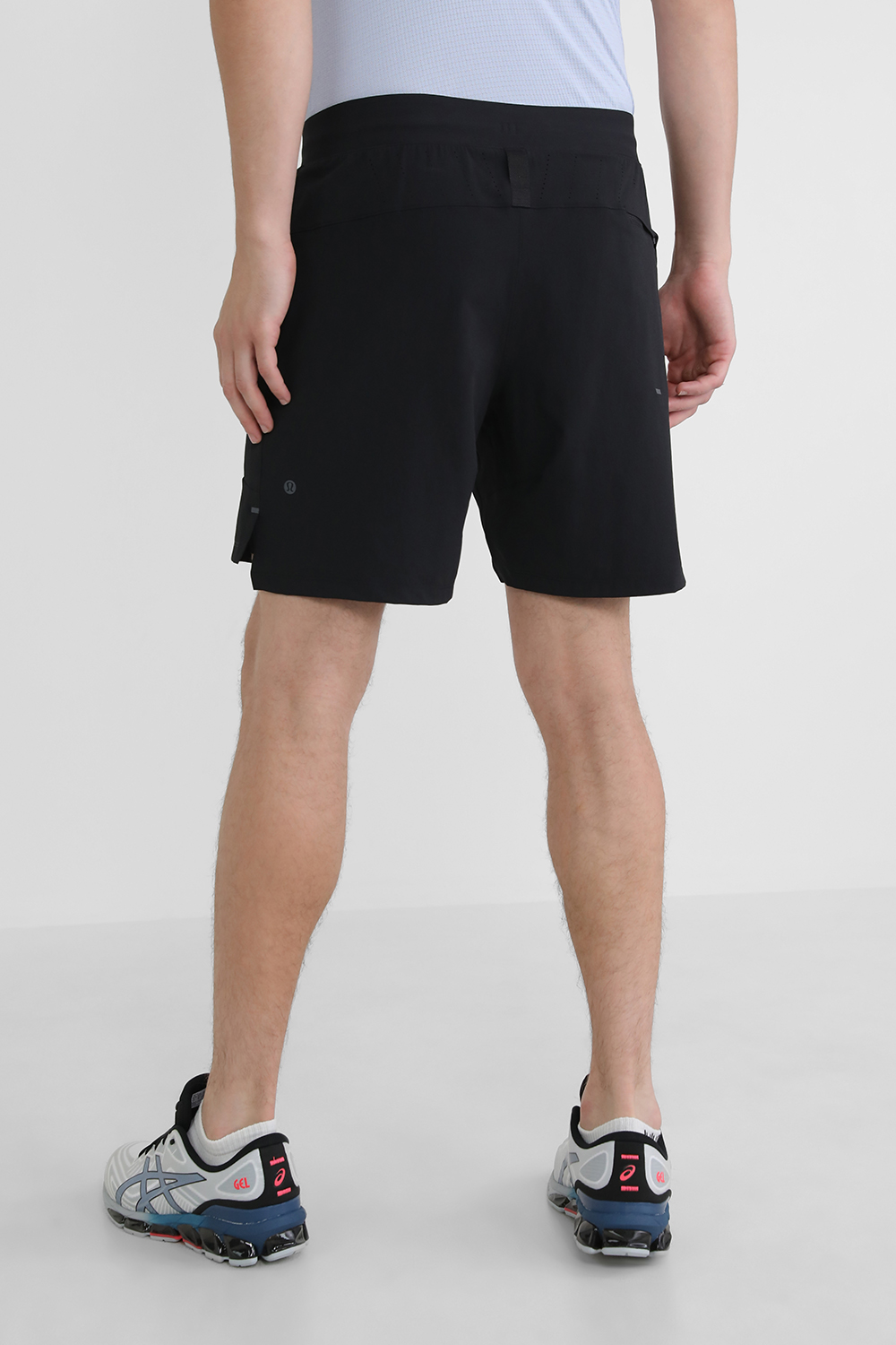תמונת דוגמן אחורית של License to Train Lined Short 7 LULULEMON