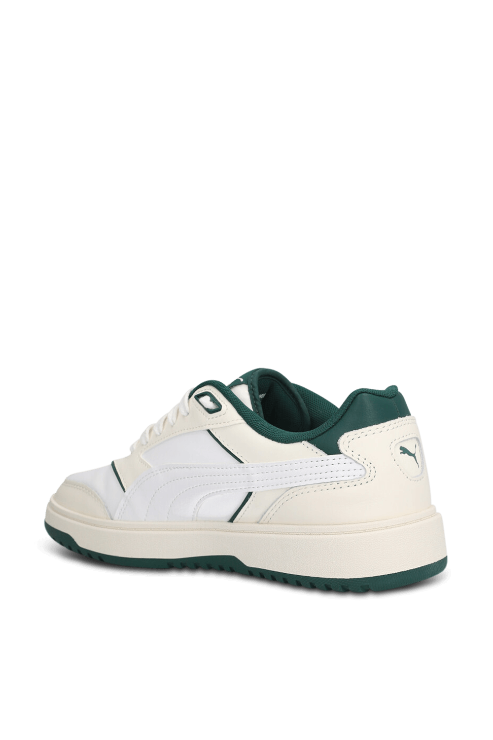 תמונת תקריב של נעלי סניקרס PUMA
