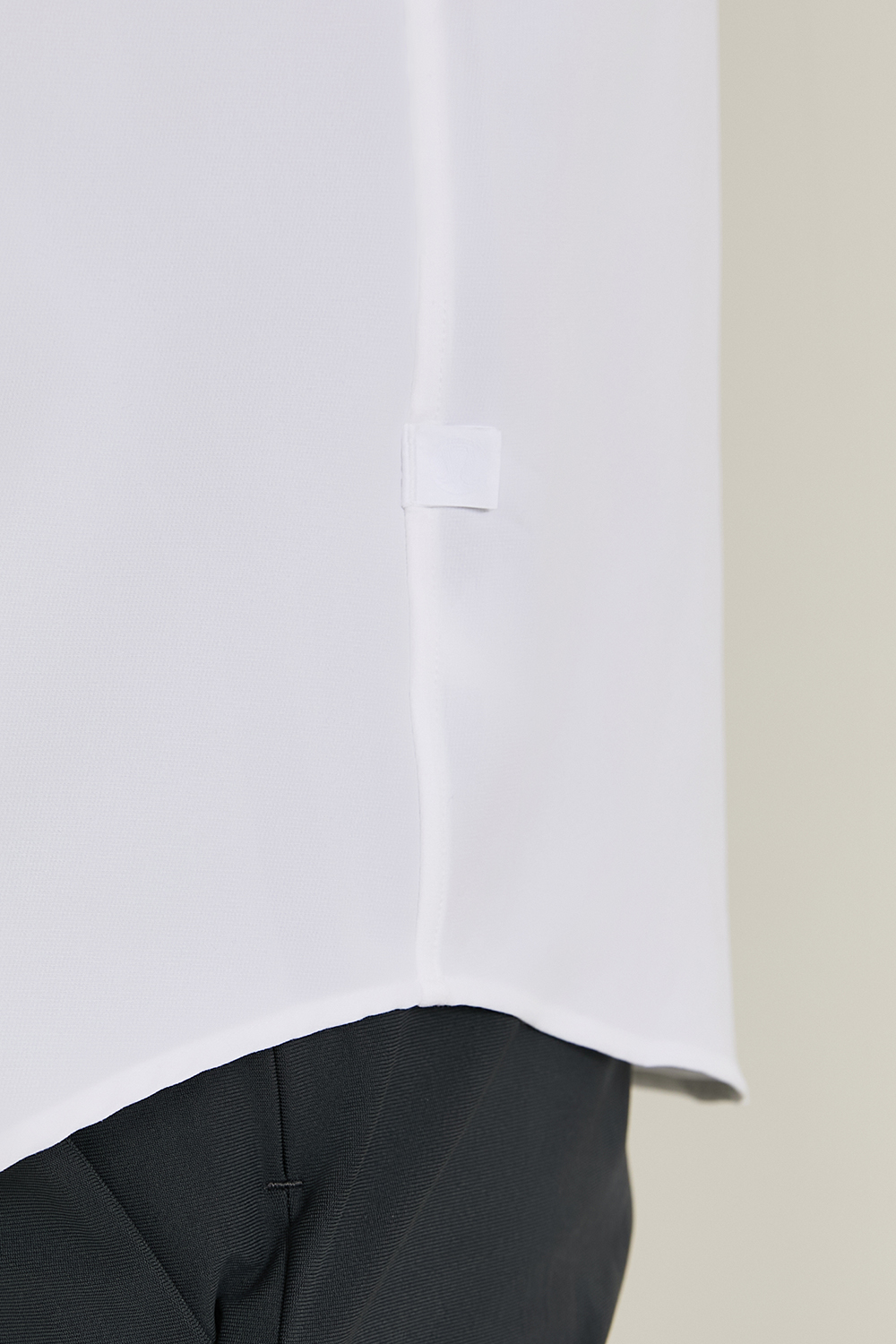 תמונת תקריב דוגמן של New Venture Slim-Fit Long-Sleeve Shirt LULULEMON