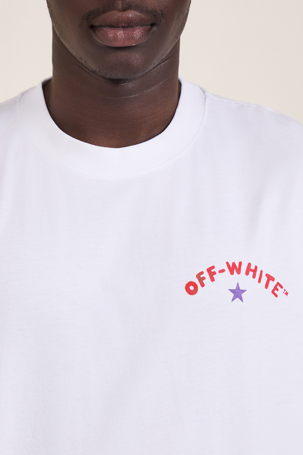 תמונת תקריב דוגמן של חולצת טי OFF WHITE