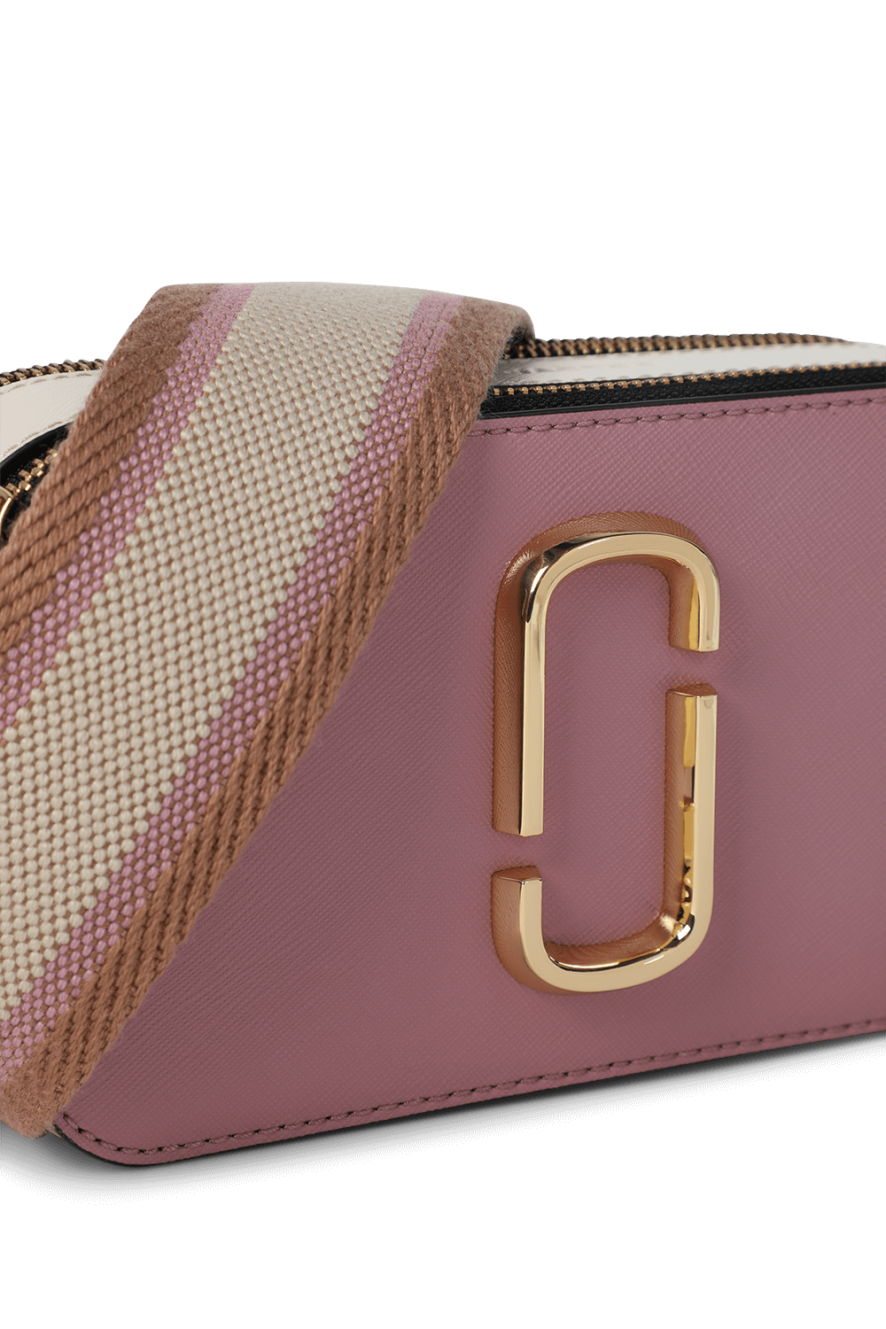 תמונת תקריב של תיק סנאפשוט מעור MARC JACOBS