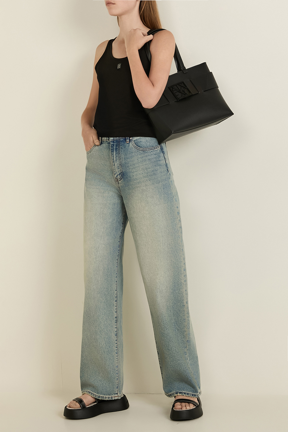 תמונת דוגמן קידמית של תיק כתף ARMANI EXCHANGE